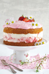 Erdbeertorte mit Frischkäsecreme und Sahne