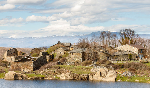 Casas tradicionales del pueblo de Sand&iacute;n. Sierra de la Culebra, La Carballeda, Zamora.