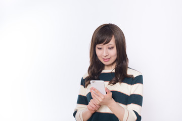 Naklejka premium スマートフォンと若い女性