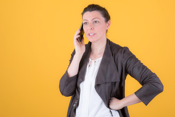 frau telefoniert angespannt
