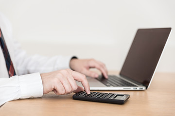 Computerarbeit tippen im Büro