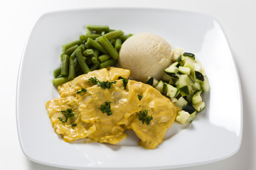 Creamy ravioli with vegetables
