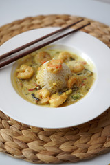Riso thailandese cocco, curry e gamberi