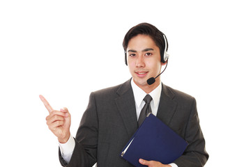 指示する笑顔のオペレーター