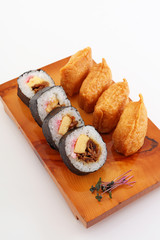 おいしそうな太巻きと稲荷寿司