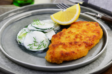 Wiener Schnitzel mit Gurkensalat