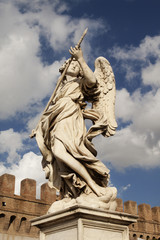 Fototapeta na wymiar Statua di un angelo con la lancia della crocifissione di Gesù. Roma.