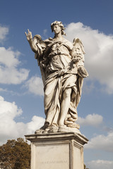 Statua di un angelo con i chiodi della crocifissione di Gesù. Roma.