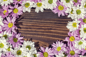 Corona de margaritas sobre fondo de madera