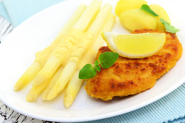 Schnitzel mit Spargel