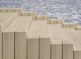 Neue Kunststeintreppe im Außenbereich aus Beton in Teilen - Fertigteitreppe vor Betonpflaster