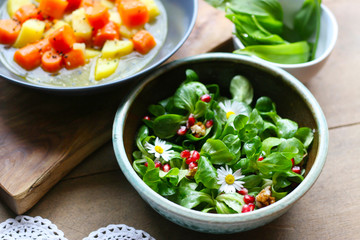 Veganes Mittagessen, Gemüsesuppe mit Möhren und Kartoffeln, Feldsalat mit Gänseblümchen, Grantatapfel und Walnüssen, Bärlauch im Frühjahr, Immunbooster aus der Natur