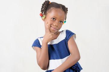 portrait d'une petite fille regardant quelque chose