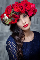 Naklejka premium Beautiful woman with roses bunch