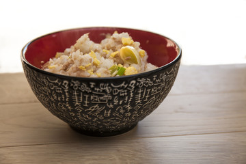Cibo orientale : ciotola di riso saltato