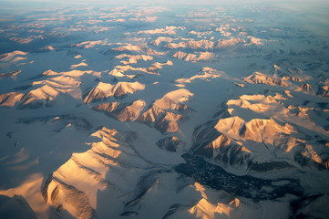 Gebirgslandschaft in Nordgrönland im Schein der Mitternachtssonne
