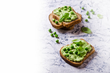 Sandwich with pea puree