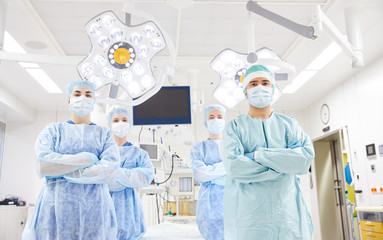 Fototapeta premium group of surgeons in operating room at hospital