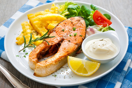 Fried salmon and vegetables