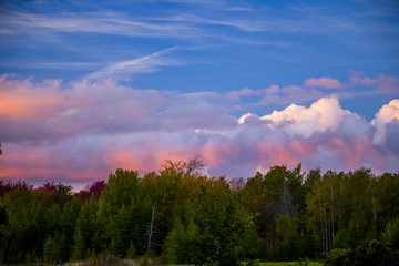 Obraz premium Sky View at Sunset of Vibrant Colorful Clouds