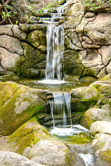Fototapeta na wymiar Kleiner Wasserfall Bachlauf