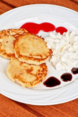 Cheese pancakes with sour cream 
