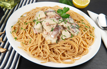 Vollkornnudeln mit Steinpilzen in Sahnesauce