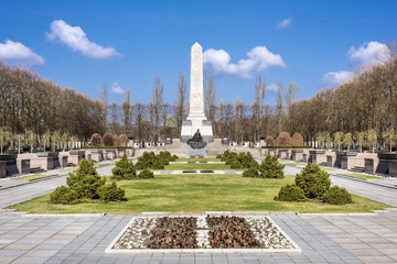 Berlin, Deutschland: Sowjetisches Ehrenmahl mit Obelisk, Gedenkstatue und Park