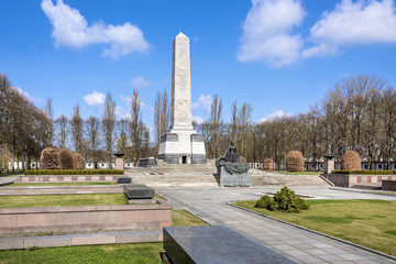 Berlin, Deutschland: Sowjetisches Ehrenmahl mit Obelisk, Gedenkstatue und Park