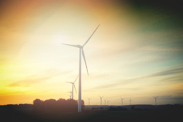 Obraz premium Wind turbine at sunset