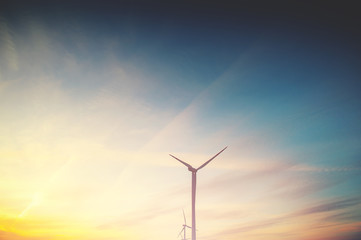 Obraz premium Wind turbine at sunset
