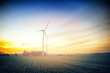 Obraz premium Wind turbine at sunset