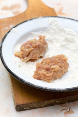 Minced meat burgers poaching in the flours