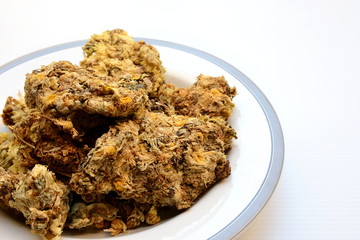 Dried chrysanthemum flowers in dish