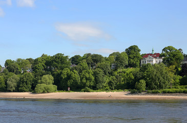 Elbufer mit alter Villa