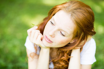 Naklejka premium ruhige Frau in der Natur