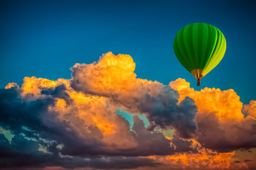 Panele Szklane  balon na gorące powietrze z pochmurnym tłem wschodu słońca