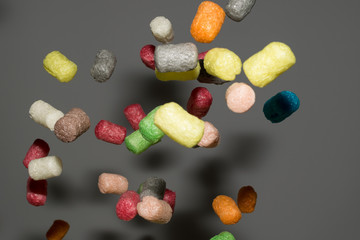 bunte Maisflips vor grauem Hintergrund
