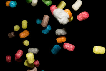 bunte Maisflips vor schwarzem Hintergrund