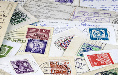 Briefmarken und Postkarten aus verschiedenen Ländern und Zeiten tragen viele Erinnerungen in sich