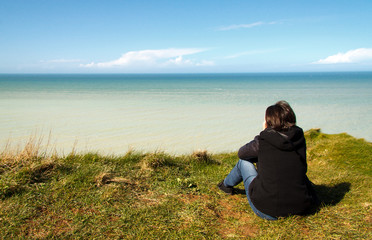 Femme surplombant le mer