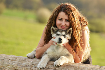 Belle femme avec chien malamute