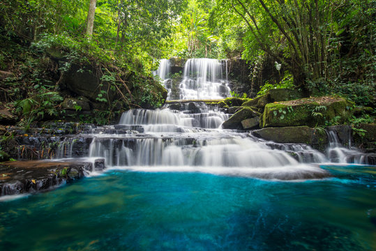 Fototapeta piękny wodospad w zielonym lesie w dżungli w phu tub berk mo