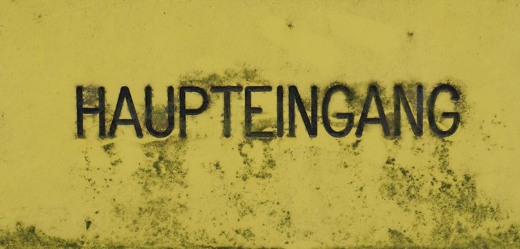 altes Hinweisschild