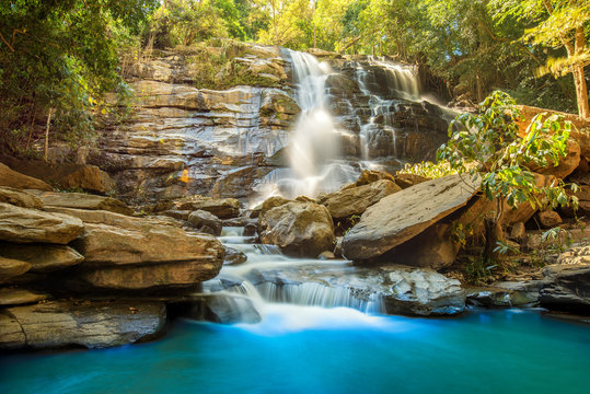 Fototapeta piękny wodospad w zielonym lesie w dżungli Chiang mai, Thail