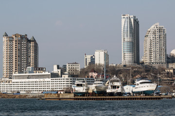 Fototapeta na wymiar pier with yachts in the city of Vladivostok