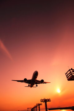 夕暮れの飛行機