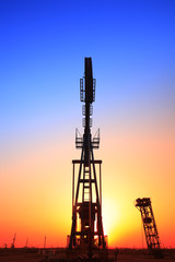 Obraz premium In the evening, the silhouette of the oil pump