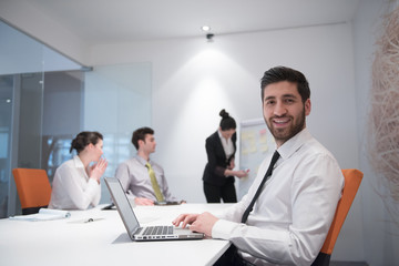 Obraz premium young business man at meeting