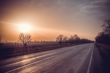 Obraz premium Автостопом по Европе. величественный закат над шоссе